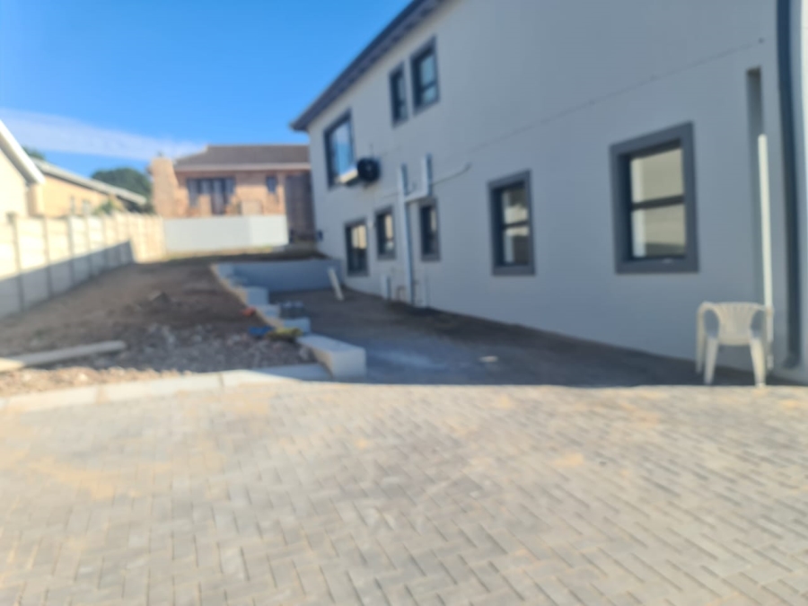To Let 5 Bedroom Property for Rent in Wavecrest Eastern Cape